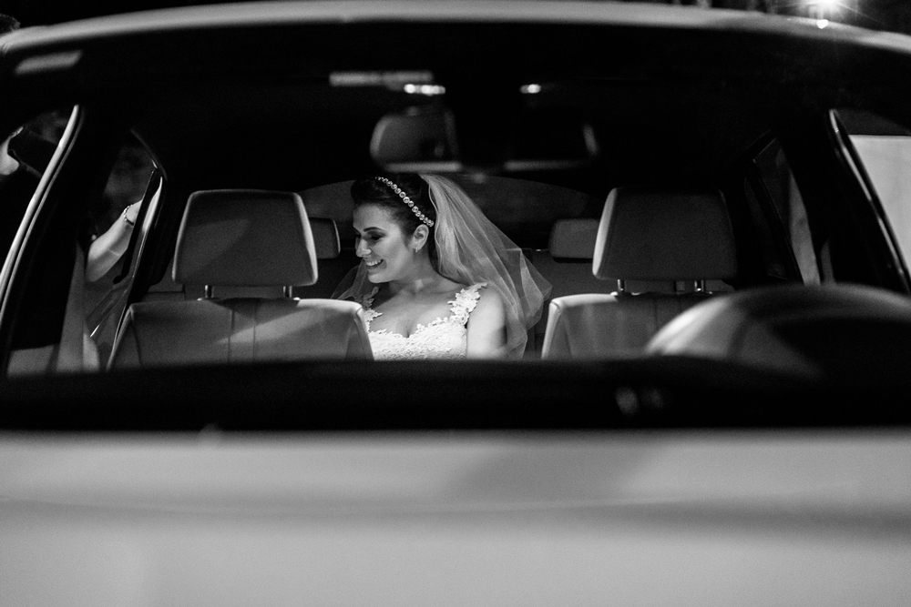 Noiva dentro do carro olhando para fora