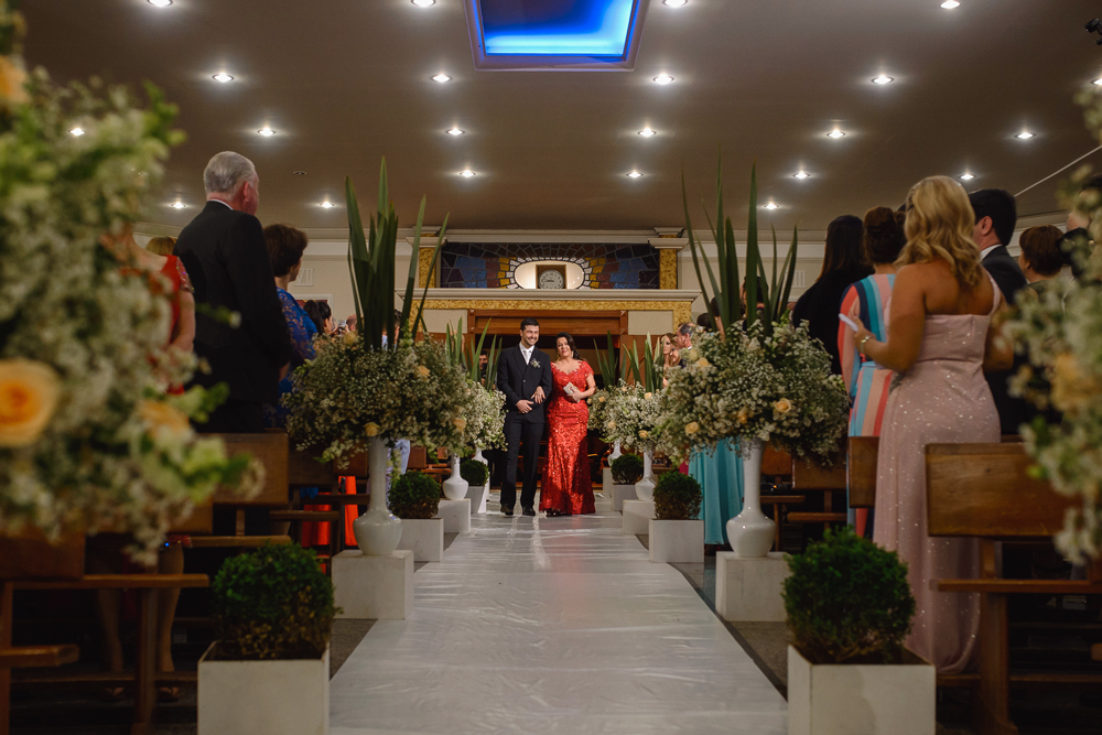 Noivo entrando com sua mãe na igreja