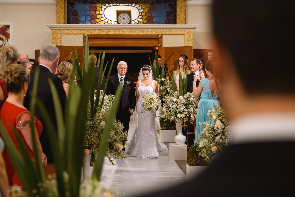 Noiva entrando na igreja com seu pai