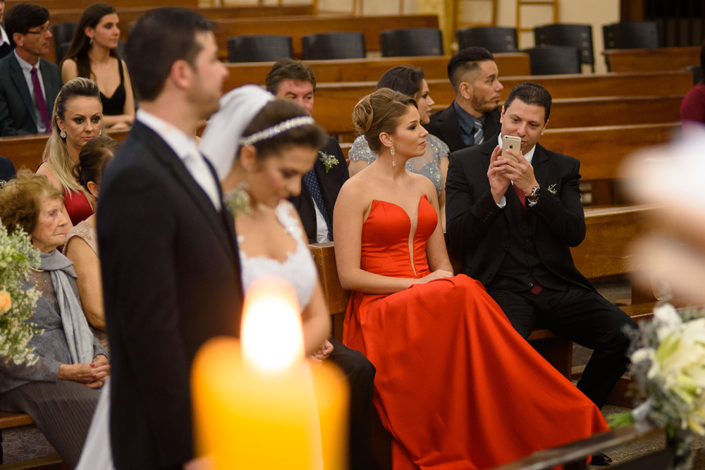 Irmão da noiva tirando foto com o celular