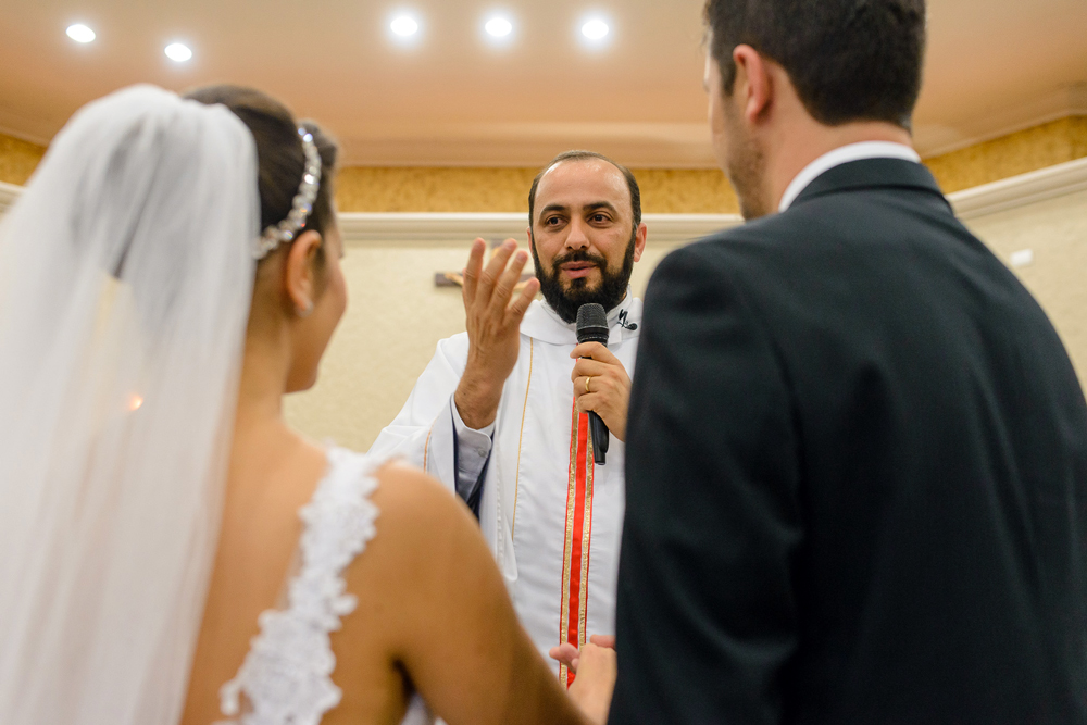 Padre abençoando os noivos