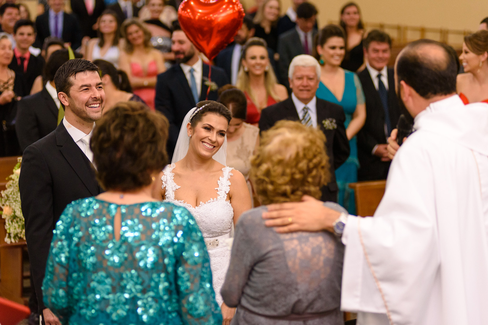 Noivos olhando emocionados para suas avós na frente do altar