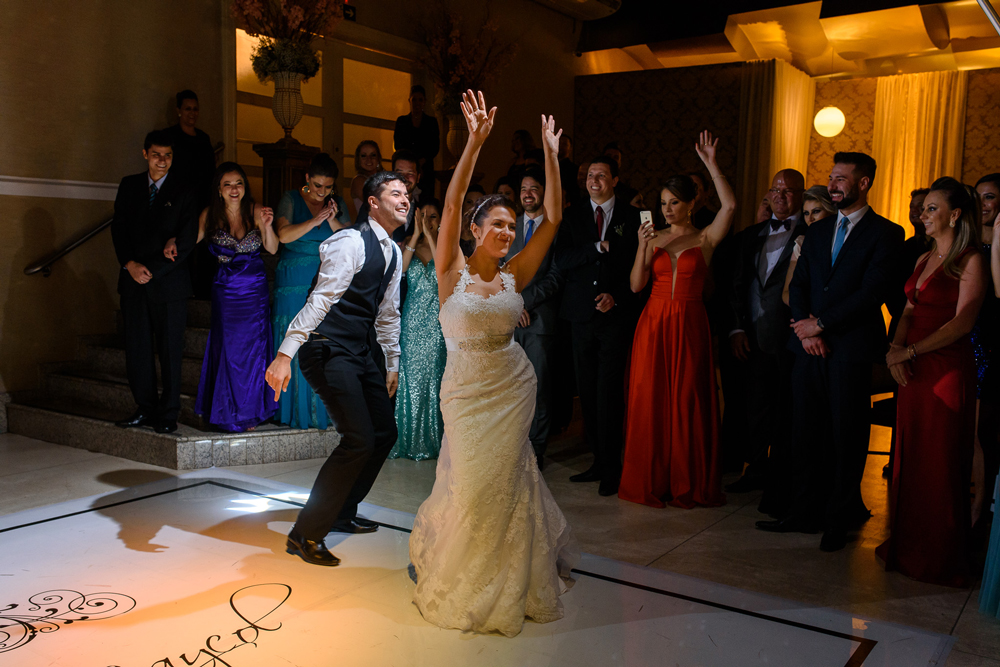 Noivos no momento de descontração da dança