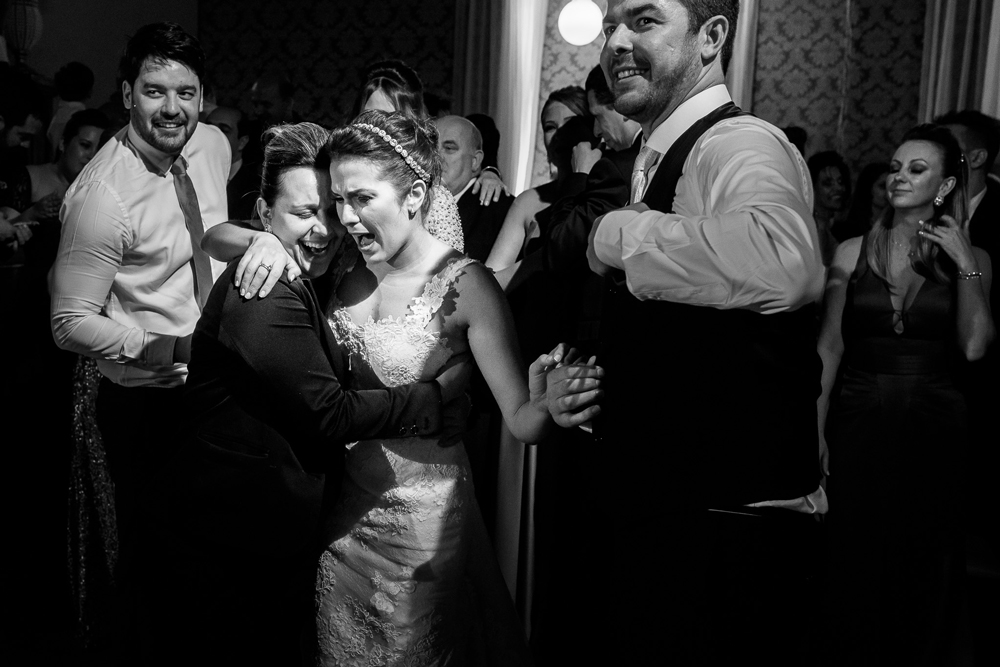 Noiva abraçando sua cerimonialista