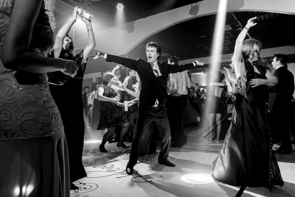 Tio do noivo dando um show na pista de dança