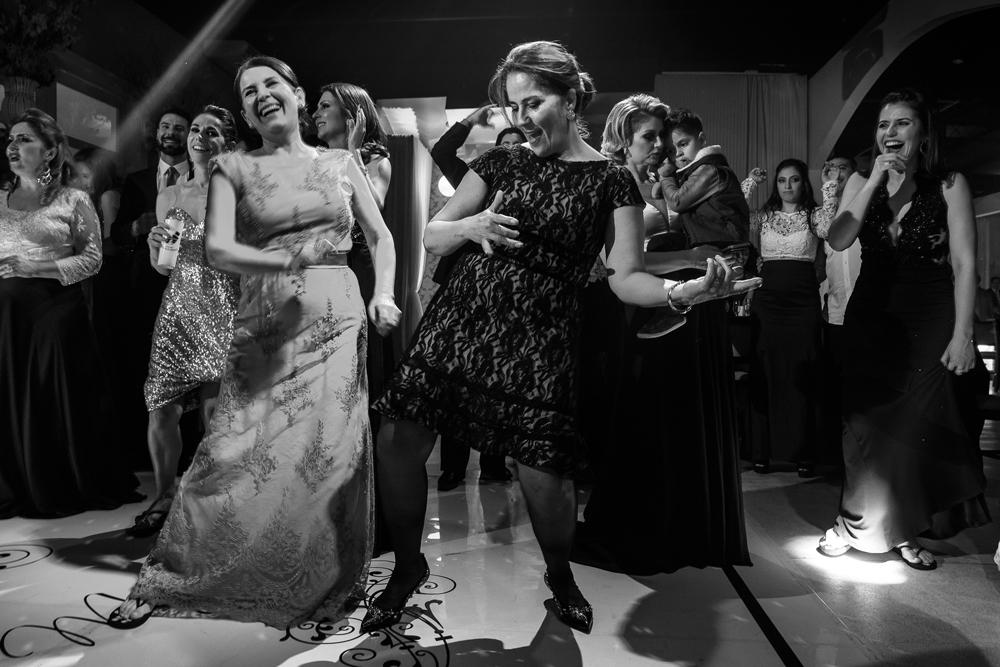 Mãe e tia da noiva quebrando tudo na festa