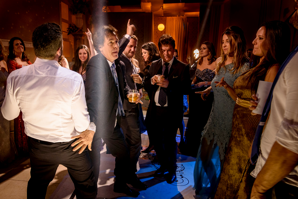 Tio do noivo apalpando o bumbum de um amigo