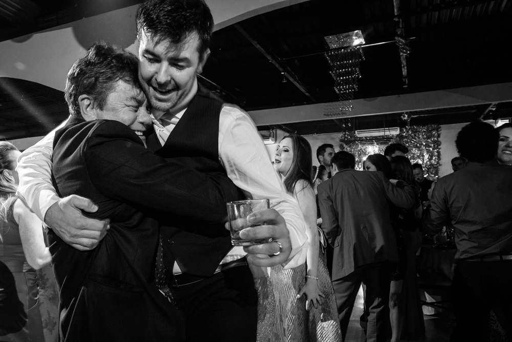 Abraço apertado e alegre do noivo em seu tio