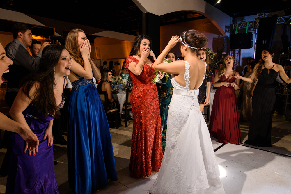 A hora que a noiva tira a venda e vê que a solteira 