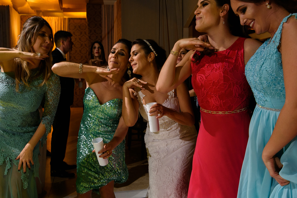 Noiva com as amigas na coreografia da música 
