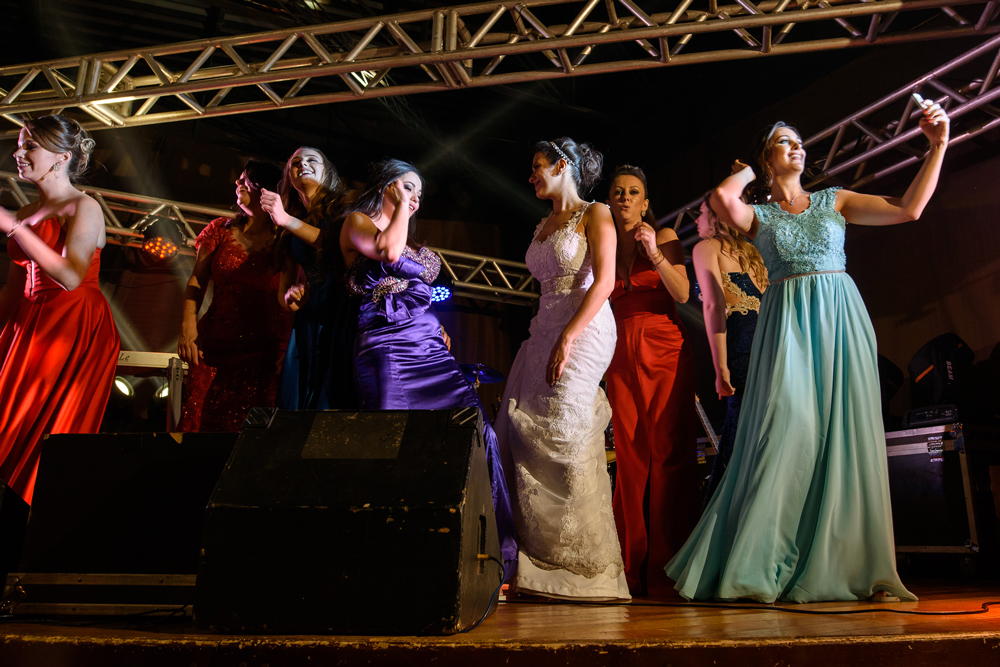 Noiva com suas madrinhas e amigas no palco, dançando muito