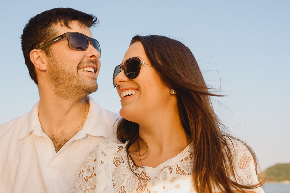 Casal descontraído a caminho da ilha