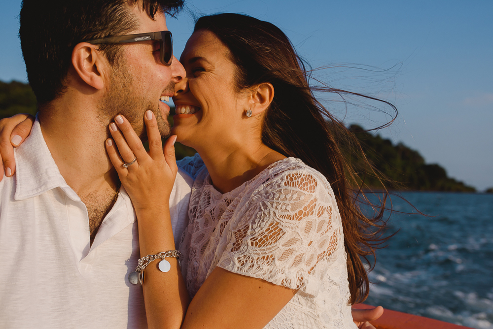 Um carinho da noiva no noivo