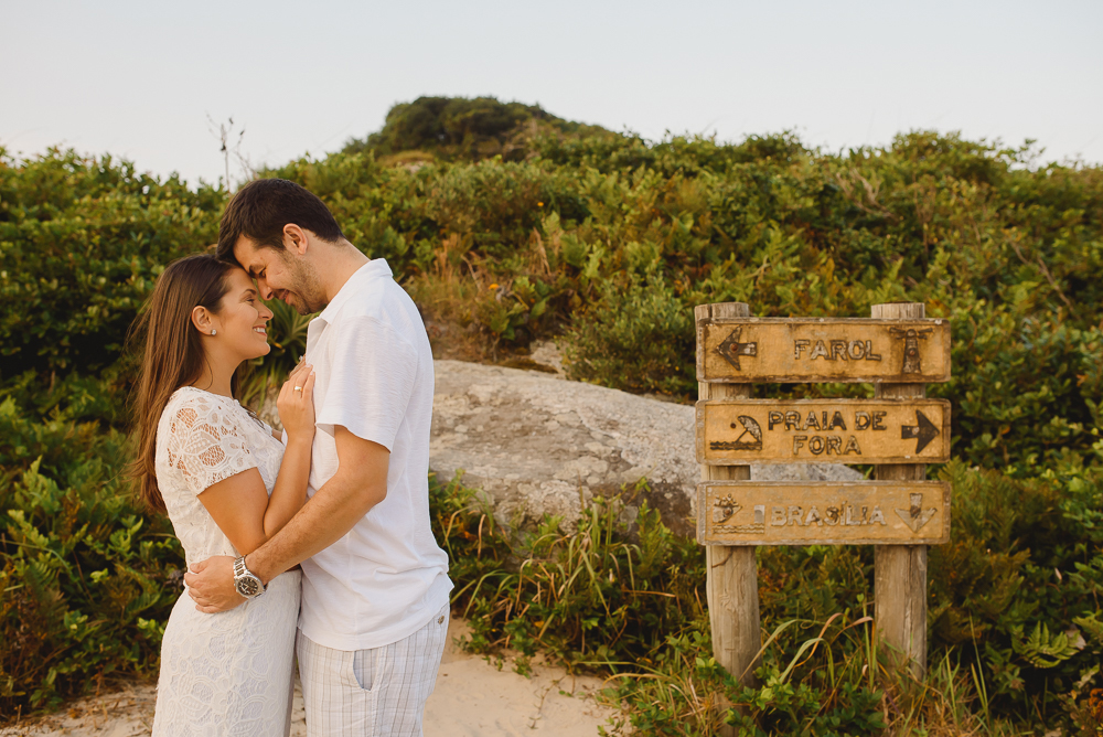 Foto do casal na trilha para o farol da ilha