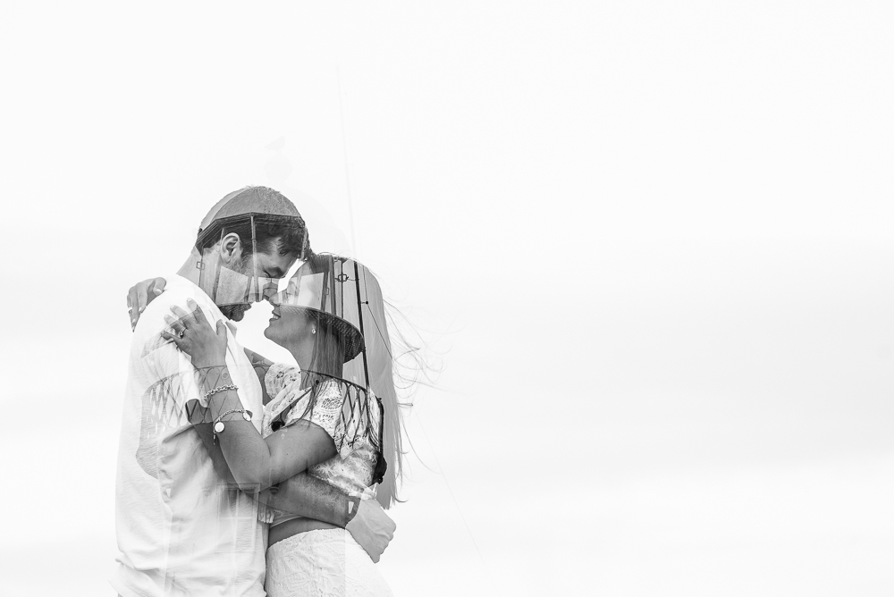 Foto em dupla exposição do casal com o farol