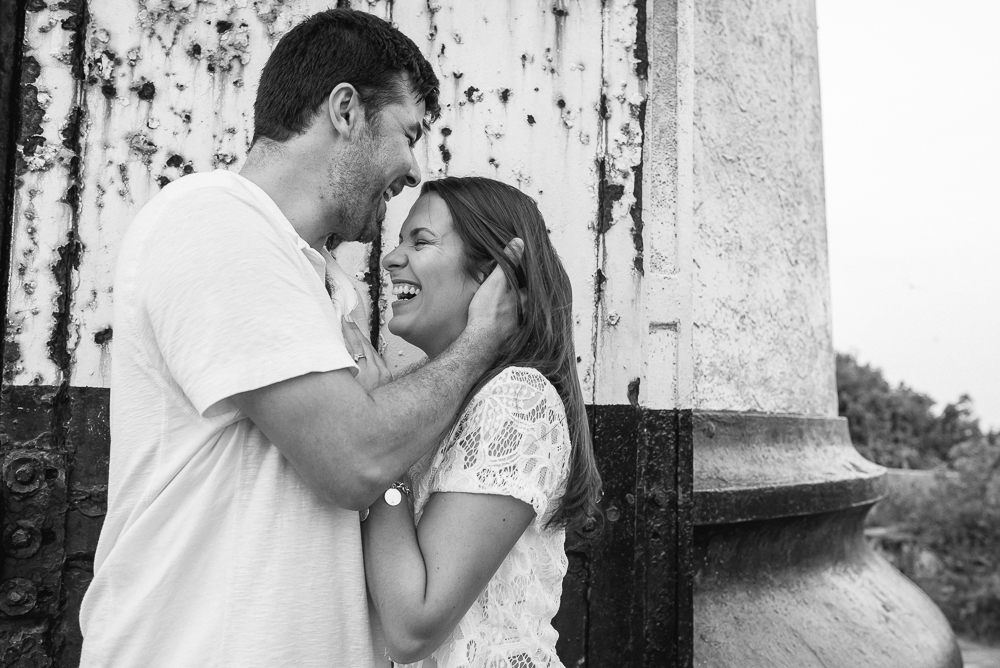 Um carinho do noivo na noiva em um momento de algria