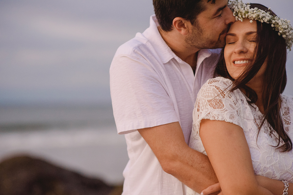 Um abraço carinhoso do noivo na noiva