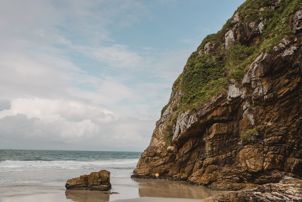 Foto da gruta de encantadas na ilha do mel