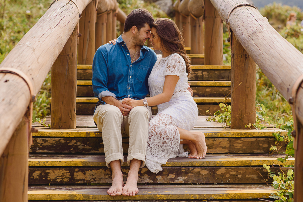 Noivos sentados na escada que dá acesso à gruta da ilha