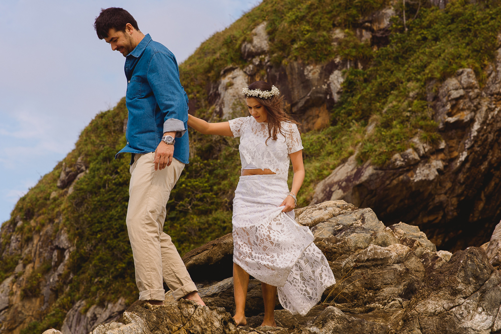Noivos caminhando sobre as pedras