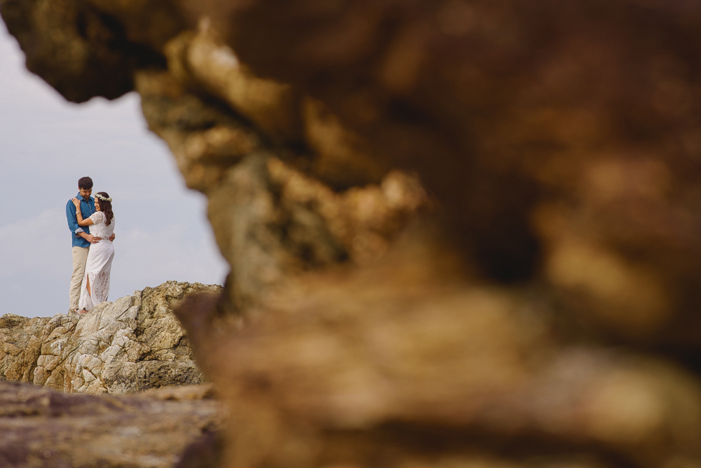 Foto dos noivos na abertura de uma pedra