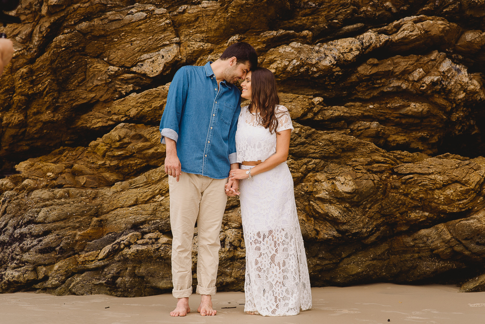 Noivos de mãos dadas em um momento de muito carinho