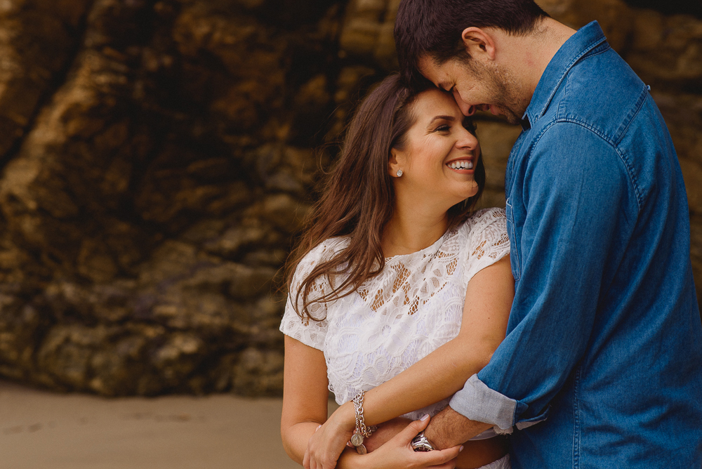 Noivos bem pertinho em um momento de carinho