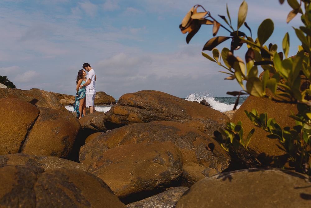 Foto dos noivos distante em cima das pedras