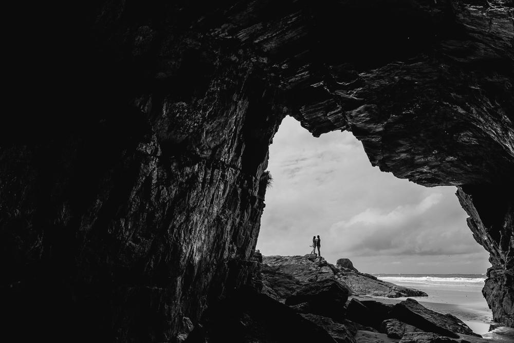 Foto dos noivos na gruta das encantadas