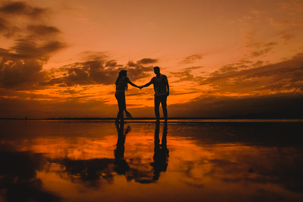 Noivos dançando ao por-do-sol