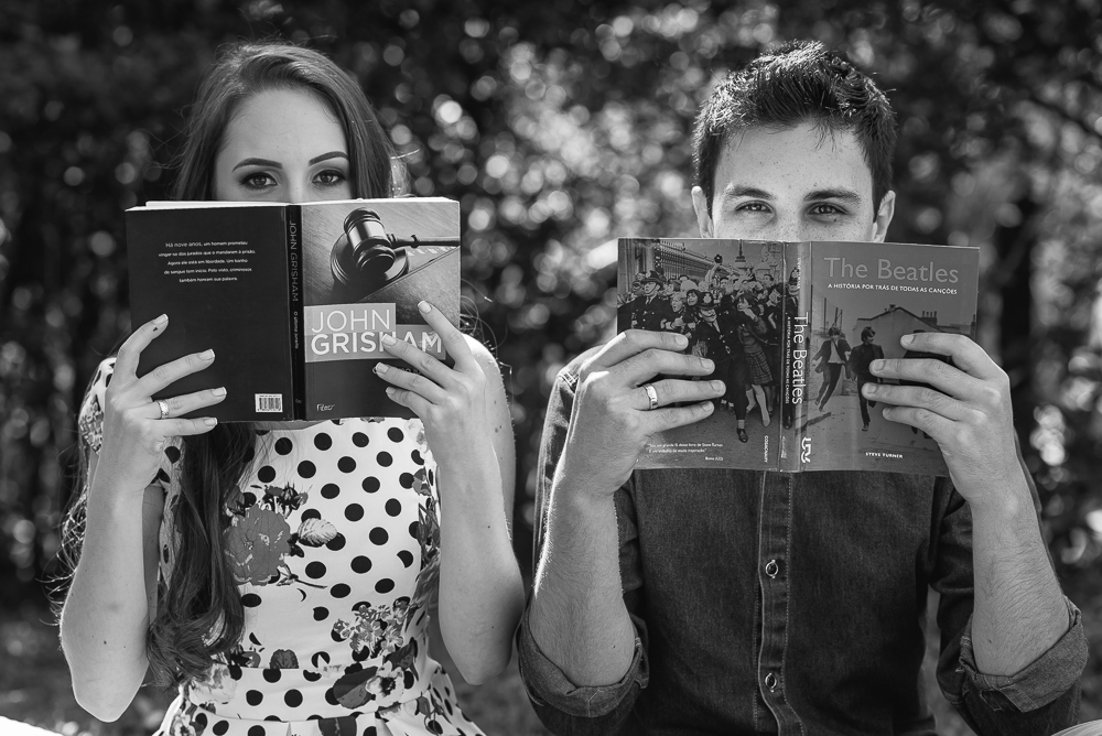 A noiva com um livro de direito e o noivo com um livro de musica