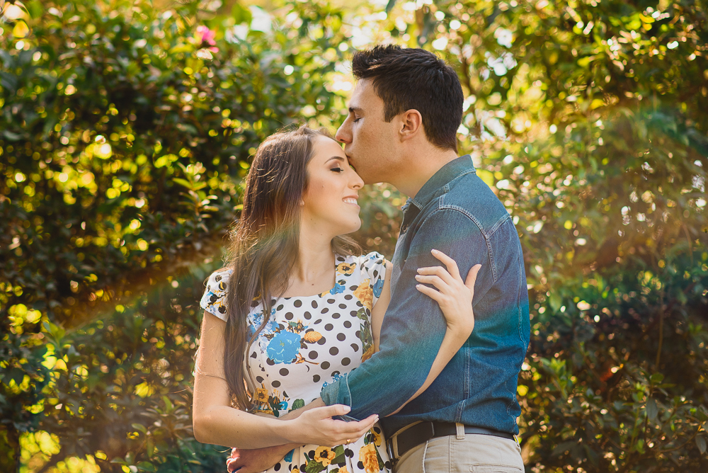 Noivo beijando a testa da noiva