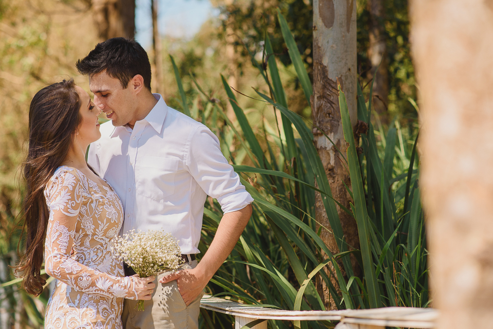 Noivos e um fundo verde