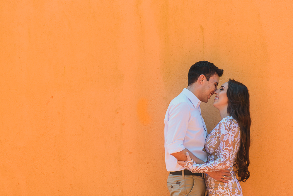 Os noivos em um fundo laranjada