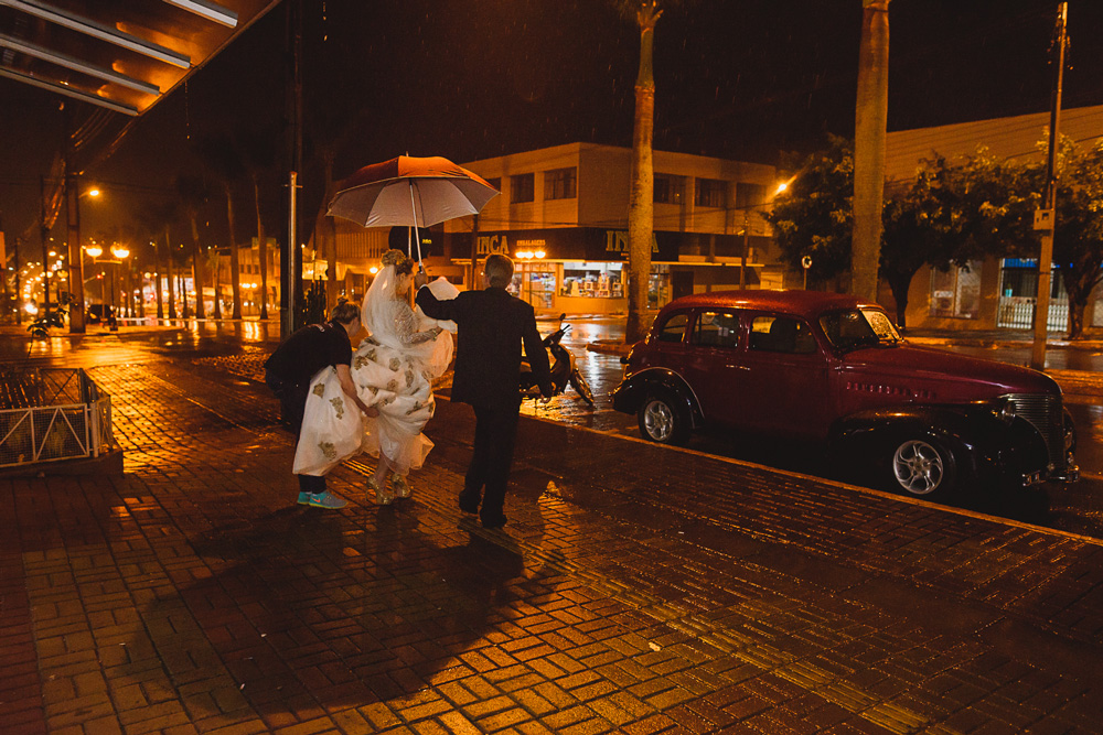 Noiva saindo do making of debaixo do guarda-chuva