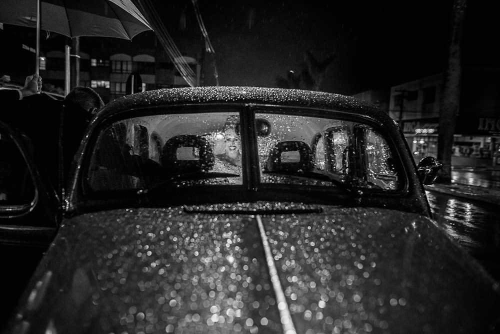 Noiva dentro do carro todo molhado pela chuva
