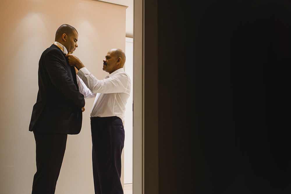 Pai do noivo dando os ajustes finais