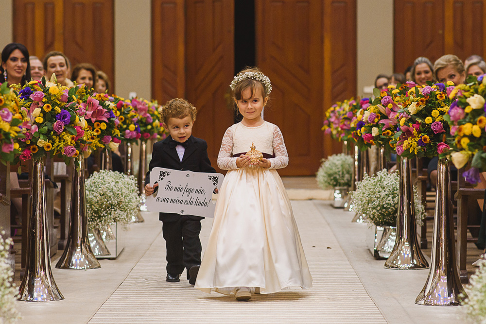Pajens entrando na igreja