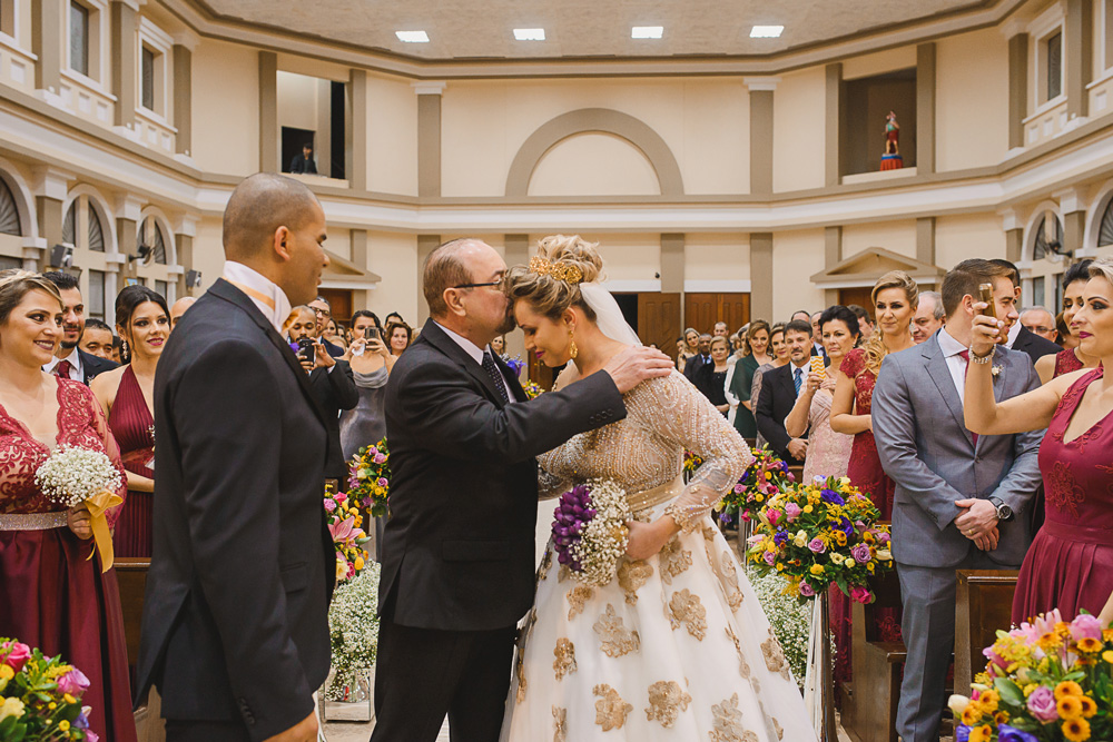 Pai da noiva se despedindo da sua filha com um beijo na testa