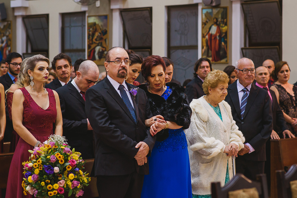 Mãe da noiva olhando para o relógio durante a cerimônia