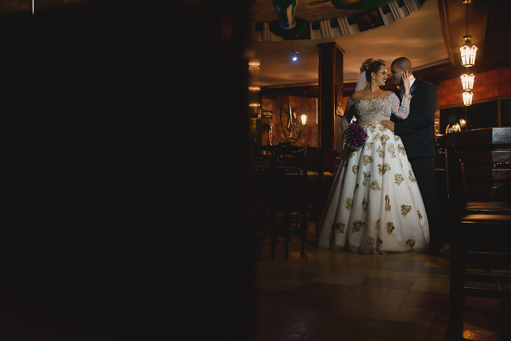 Ensaio dos noivos dentro de um bar