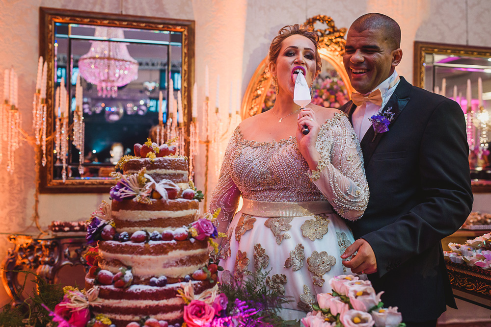 Noiva lambendo a espátula