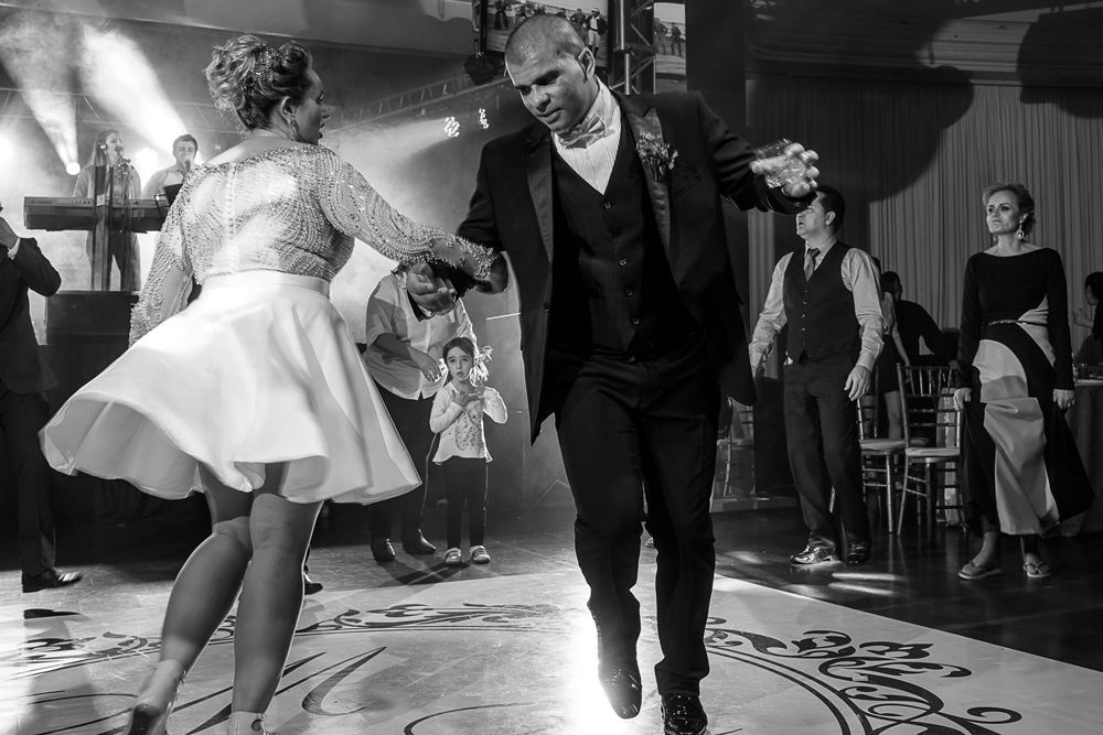 Noivos dançando muito