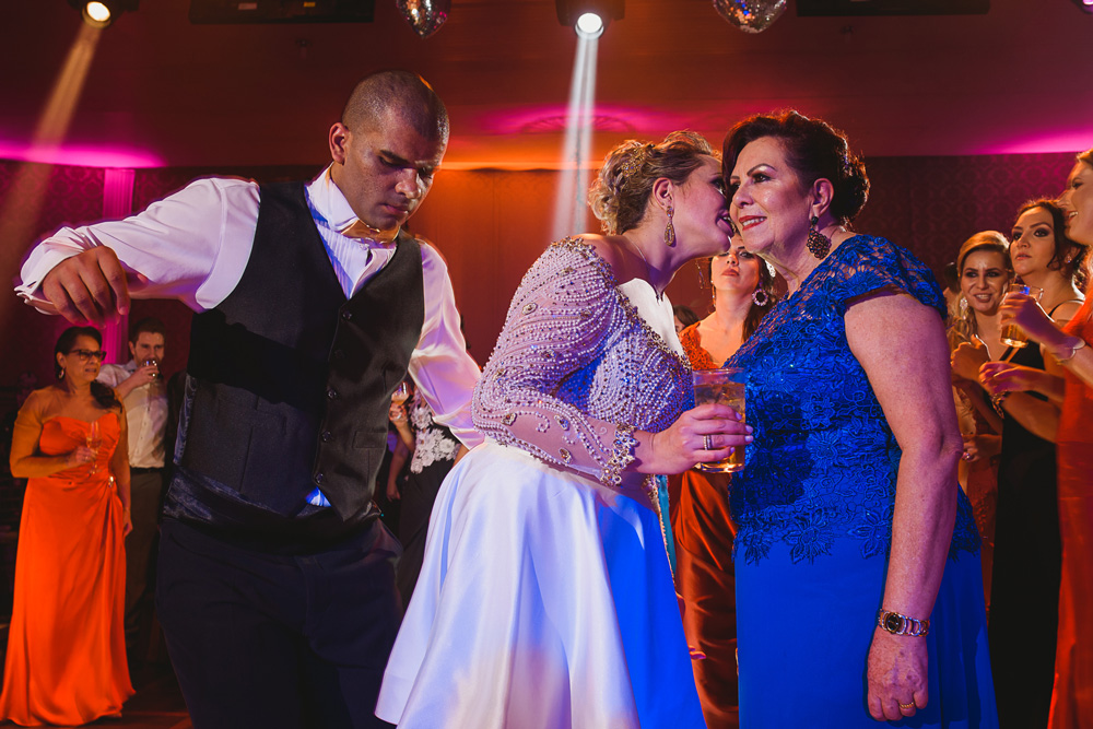 Noiva cochichando com sua mãe