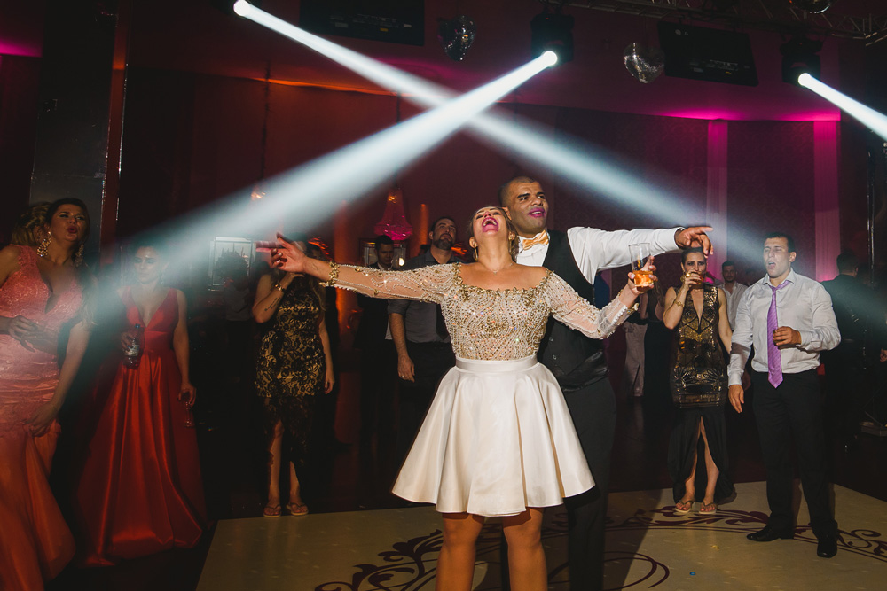 Noivos curtindo a balada