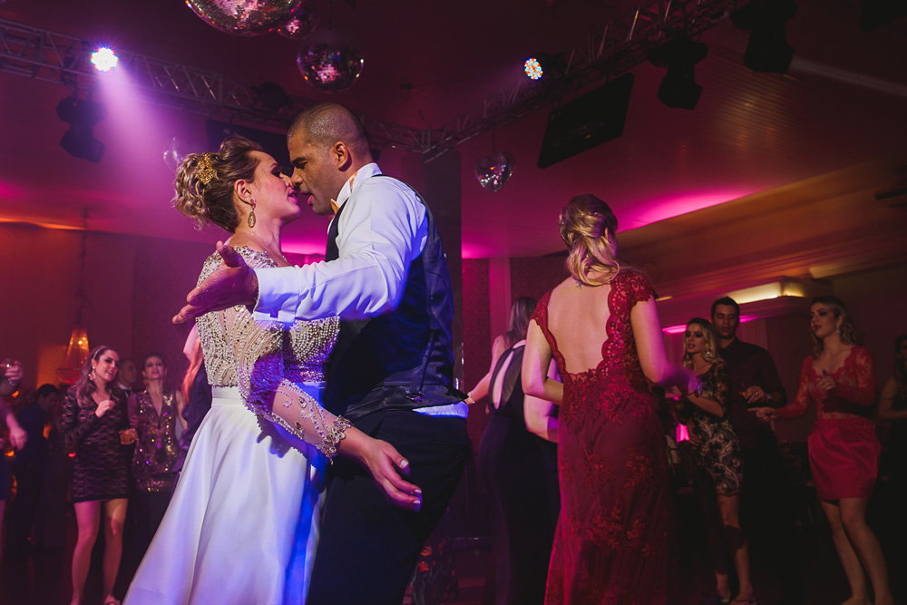 Noivos dançando agarradinhos