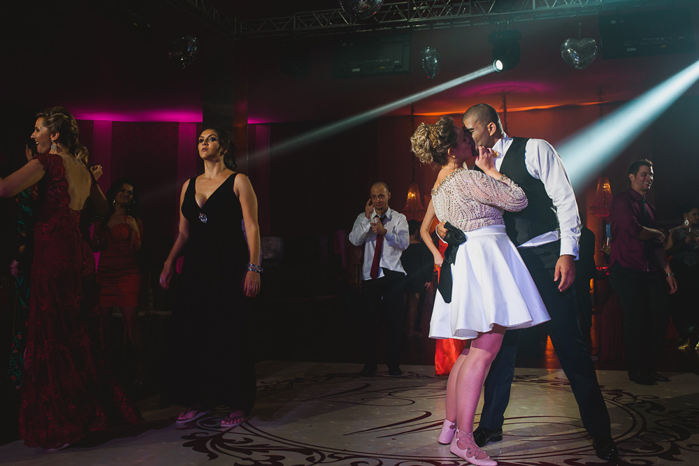 Noivos dando um super beijo no final da festa