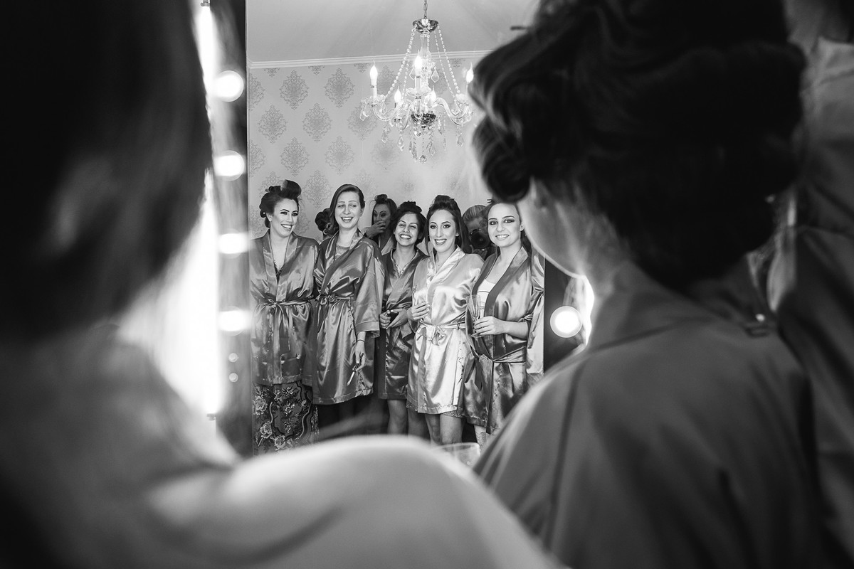 Noiva com suas amigas no salão