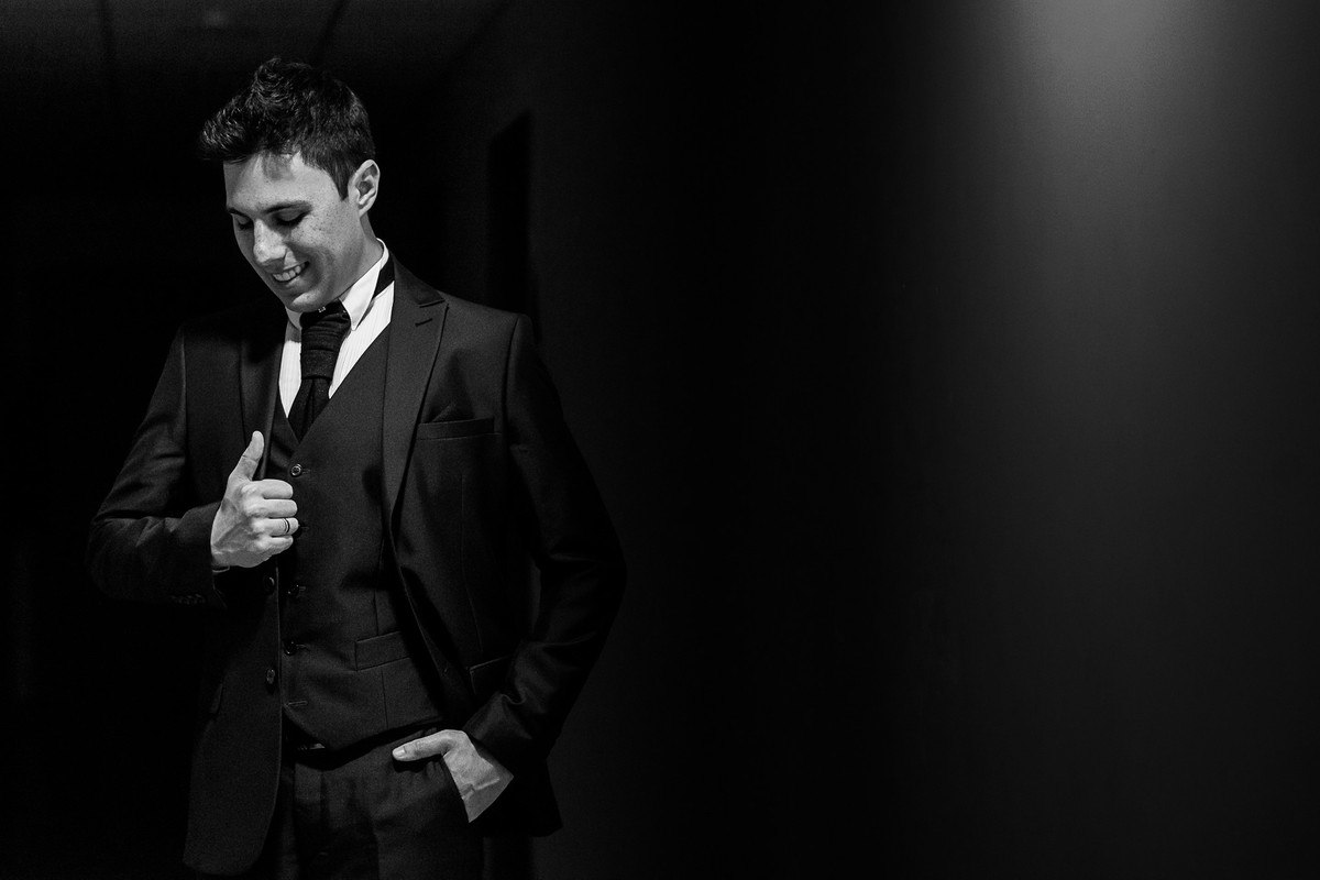 Noivo conferindo traje