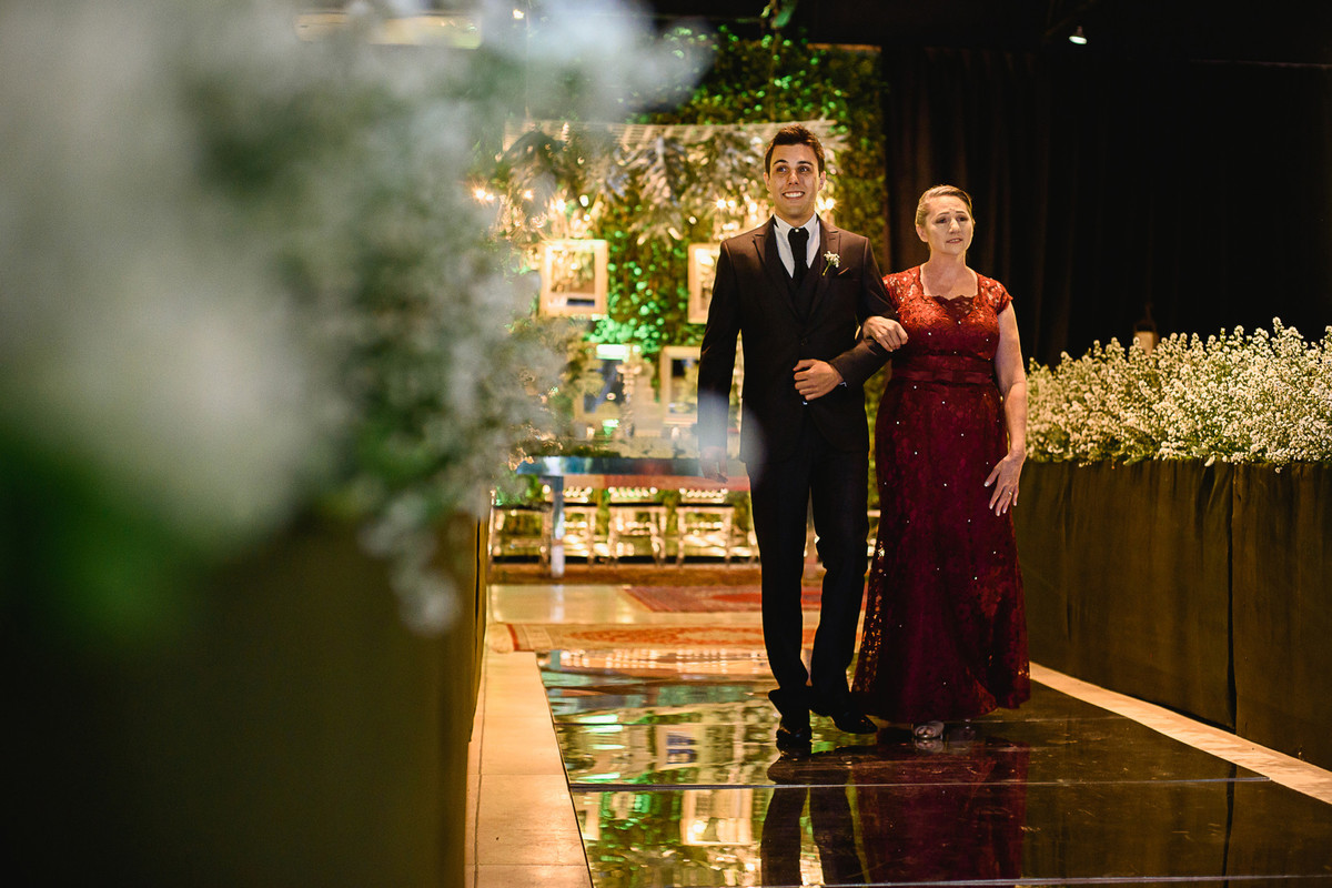 Noivo entrando com sua mãe